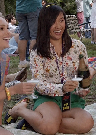 Mouses's floral print shirt, green shorts and navy/yellow bow flats on The Carrie Diaries