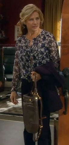 Vanessa's blue floral blouse, elbow patch blazer and black bag on Last Man Standing