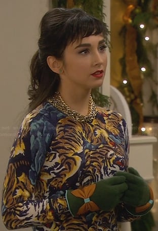 Mandy's tiger sweater and green bow gloves on Last Man Standing