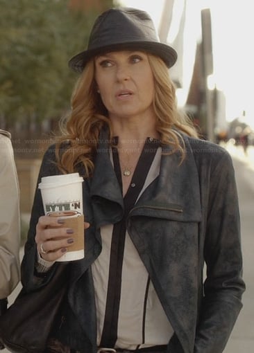 Rayna's white contrast trimmed blouse, leather jacket and leather fedora on Nashville