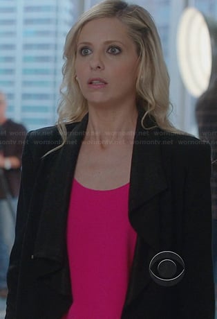 Sydney's pink tank top and black leather sleeve jacket on The Crazy Ones