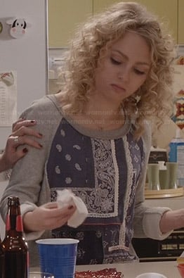 Carrie’s grey and blue mixed paisley print sweatshirt on The Carrie Diaries