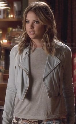 Hanna’s sunglasses print jeans and lightwash denim jacket on Pretty Little Liars