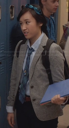 Mouse’s grey herringbone blazer and teal bow headband on The Carrie Diaries
