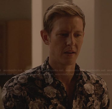 Nolan’s grey floral shirt on Revenge