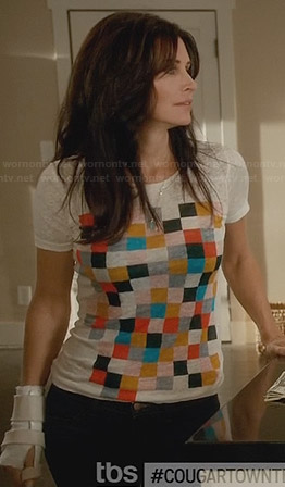 Jules's tiled graphic tee on Cougar Town