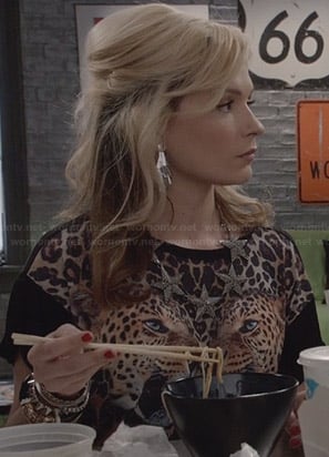 Samantha’s mirrored leopard graphic tee on The Carrie Diaries