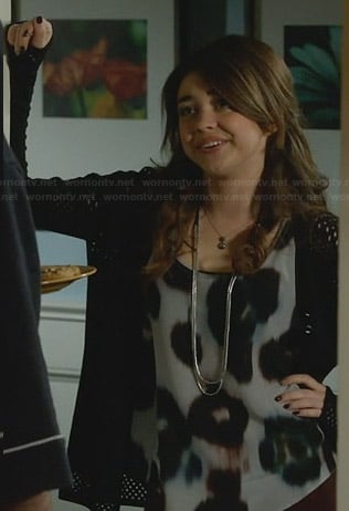 Haley's grey leopar spot top on Modern Family