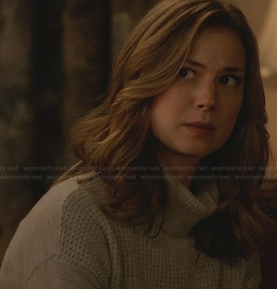 Emily’s grey waffle knit turtleneck sweater on Revenge