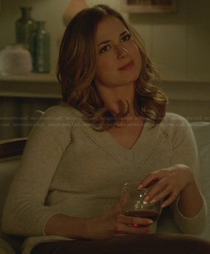 Emily’s beige v-neck sweater on Revenge