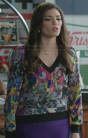 Lauren's multi-colored abstract printed sweater on The Crazy Ones