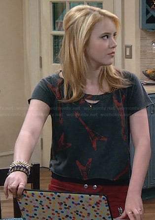 Lennox’s electric guitar print cropped tee on Melissa and Joey