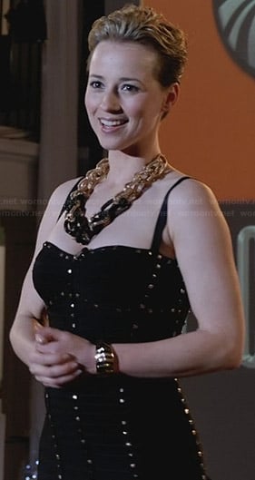 Margaux’s black studded bandage dress and chunky chain necklace on Revenge