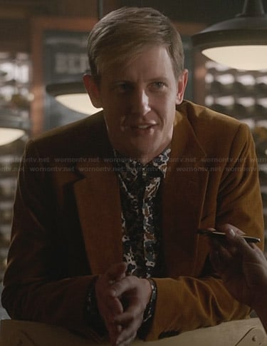 Nolan's floral print shirt and tan blazer on Revenge