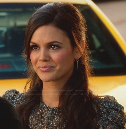 Zoe's printed ruched sleeve top and gold dagger earrings on Hart of Dixie