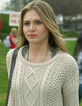 Amy’s beige cable knit sweater on Faking It