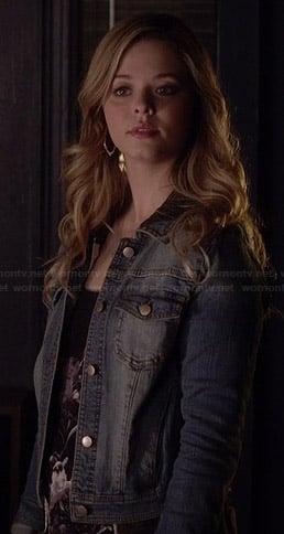 Ali's black and white printed top, denim jacket and compass necklace on Pretty Little Liars