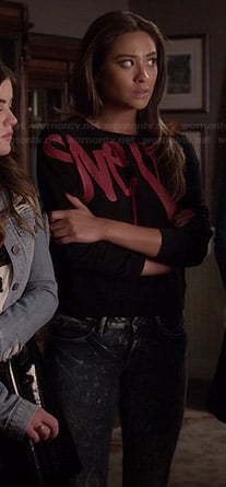 Emily’s graffiti sweater and acid wash jeans on Pretty Little Liars