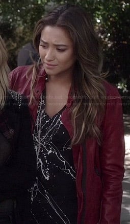 Emily’s paint splatter tee and red leather jacket on Pretty Little Liars