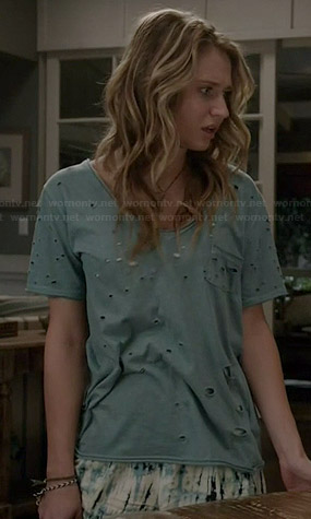Amy’s blue distressed tee on Faking It
