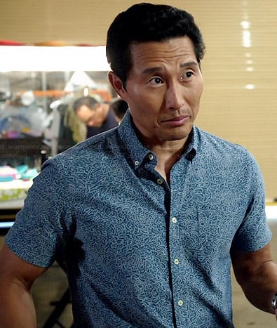 Chin's blue small printed short-sleeved shirt on Hawaii Five-O