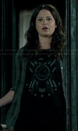 Quinn’s black printed tee on Scandal