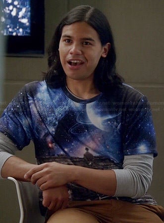 Cisco's galaxy and wall graphic tee on The Flash