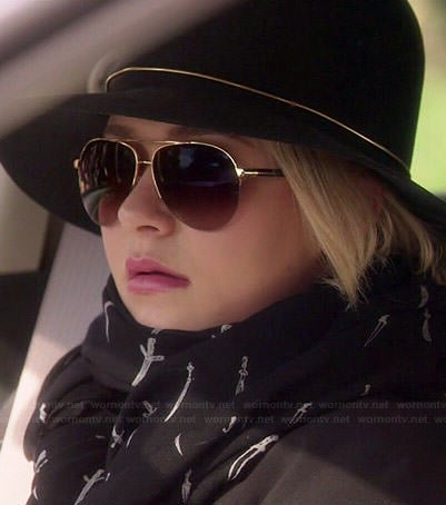 Juliette’s black dagger print scarf and gold band hat on Nashville