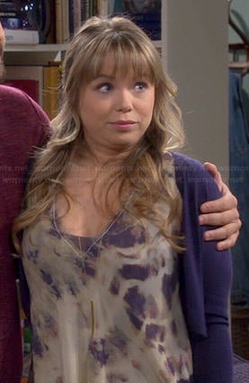 Kristin's v-neck tie dyed top on Last Man Standing