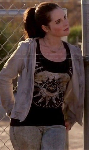 Bay’s cropped sun graphic tank top on Switched at Birth