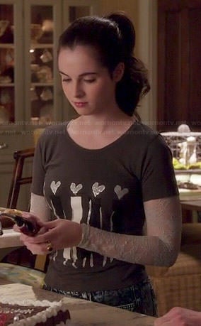 Bay’s heart head graphic tee on Switched at Birth