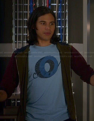 Cisco’s blue tired tyre graphic tee and colorblock hoodie on The Flash