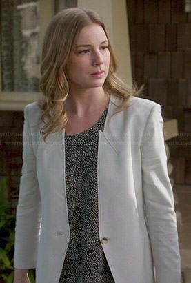 Emily’s printed top and light grey pointed blazer on Revenge