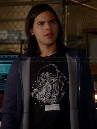 Cisco’s black and white illustrated graphic tee on The Flash