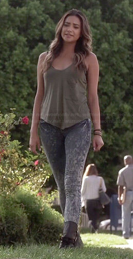 Emily’s acid wash jeans and green tank top on Pretty Little Liars