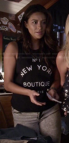 Emily’s No 1 New York Boutique print top on Pretty Little Liars