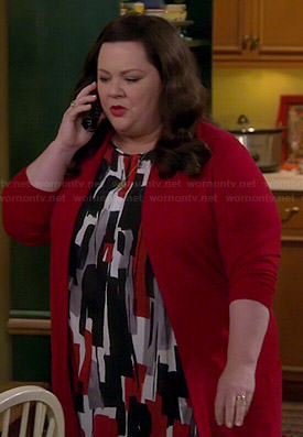 Molly's red, grey and black brush stroke print top on Mike and Molly