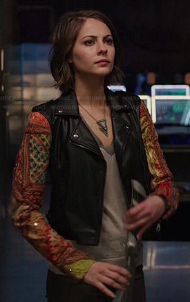 Thea’s leather jacket with patchwork sleeves on Arrow