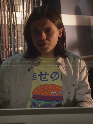 Cisco’s yellow Japanese burger graphic tee on The Flash