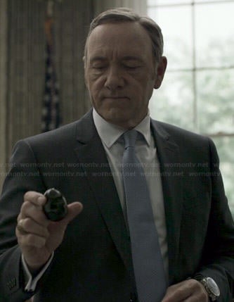 Francis's black suit and blue and white patterned tie on House of Cards