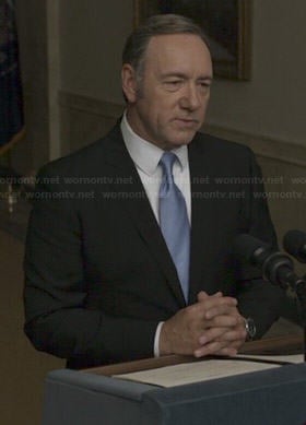 Francis's black suit with solid blue tie on House of Cards