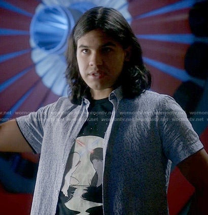 Cisco's lightsaber duelling narwhals tee on The Flash