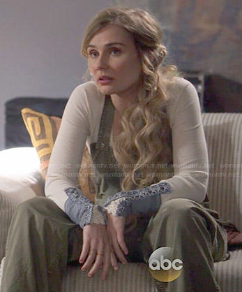 Scarlett’s green overalls and white long sleeved top with blue cuffs on Nashville