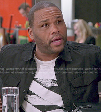 Andre’s black and white graphic tee and black shirt on Black-ish