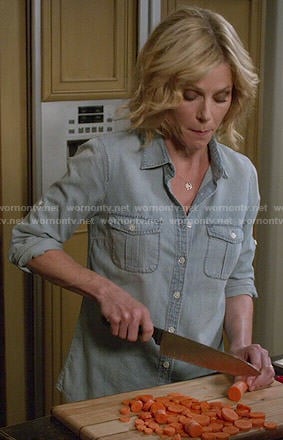 Claire’s chambray button down shirt on Modern Family