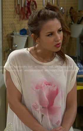 Sofia's rose t-shirt on Young and Hungry