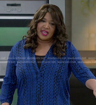 Yolanda's blue printed blouse on Young and Hungry