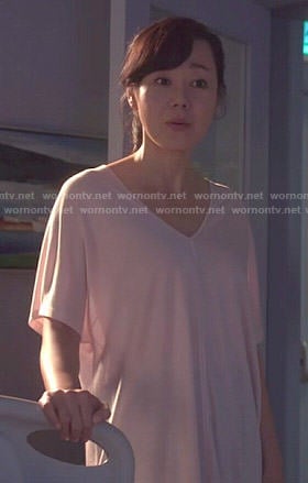 Karen’s blush pink v-neck tee on Mistresses