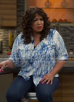 Yolanda's blue and white printed shirt on Young and Hungry