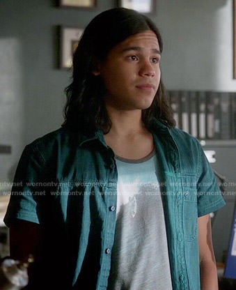 Cisco’s surf graphic tee and teal button front shirt on The Flash